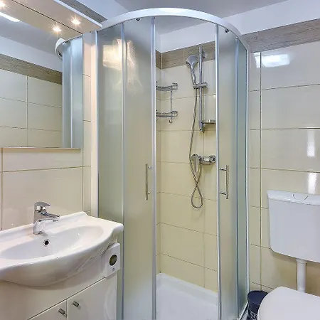 Apartment Nur 250 Meter Vom Mit Salzwasserpool Pula